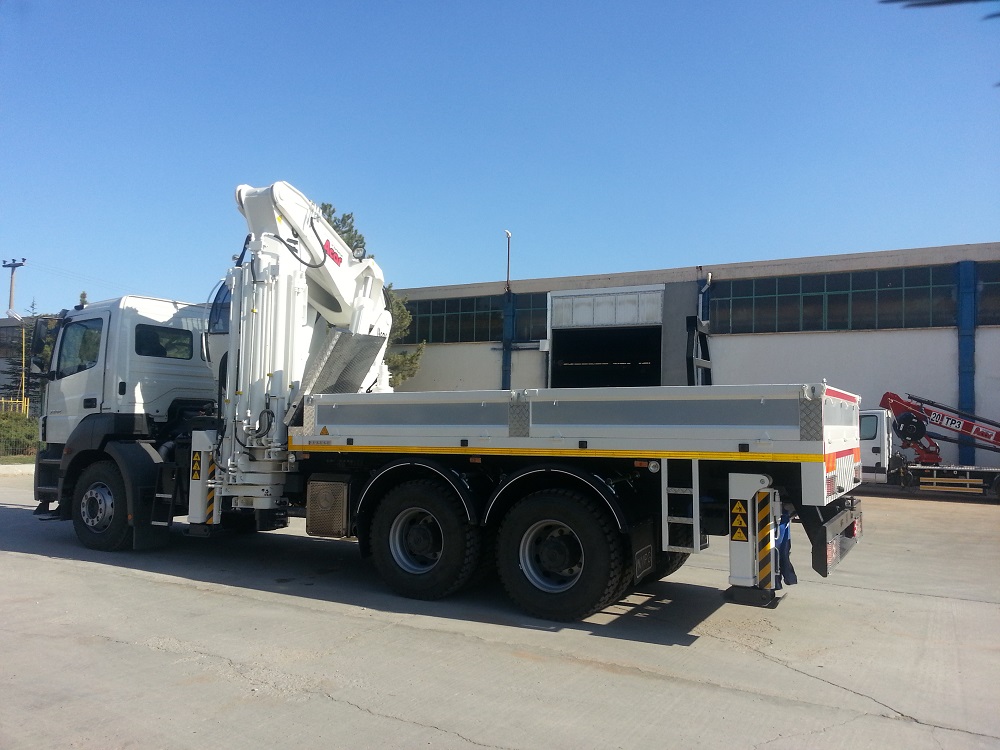 AC 101 TM-KÇ5 tipi araç üstü katlanır bomlu hidrolik mobil vinç
